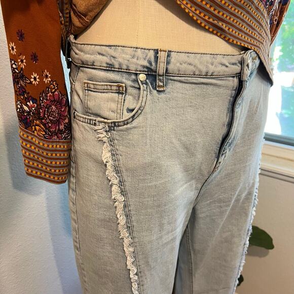 Boohoo Light Wash Denim Vertical Raw Hem Flared High Rise Jeans Size 14 - Picture 2 of 13